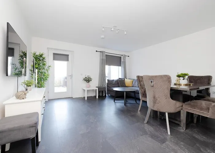 Joivy Stylish House With Garden & Parking